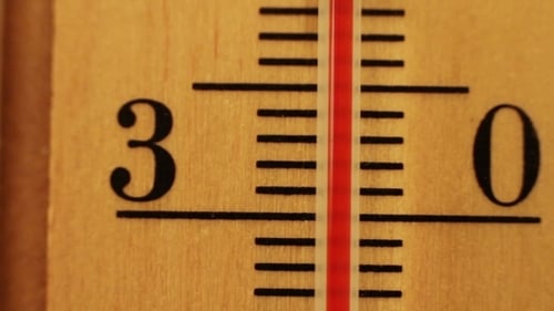 La temperatura del termómetro se mueve.