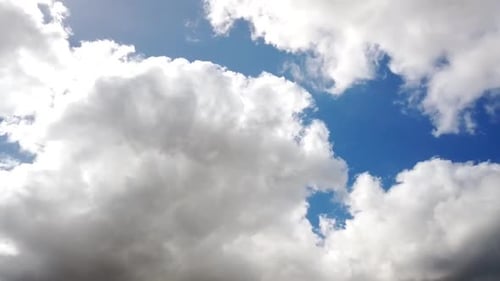 Dunkler Wolkenzeitraffer mit hellem Sonnenlicht, das hinter der Wolke mit blauem Himmel späht.