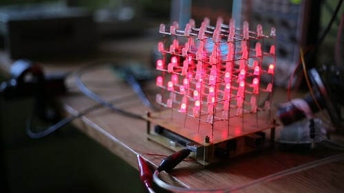 Würfel aus LEDs im Dunkeln