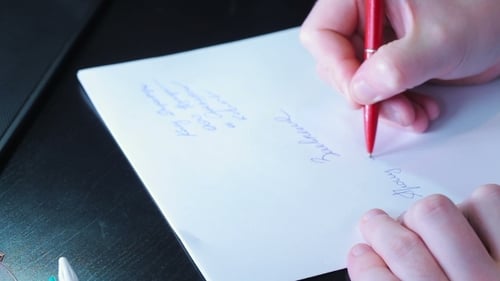 Gráficos de escritura en papel con manos masculinas de hombre de negocios