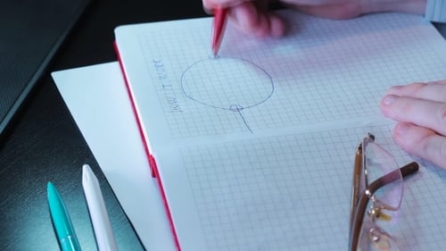 Geschäftsmann, männliche Hände, die Grafiken auf Papier schreiben