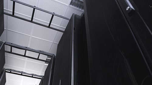Equipamento de telecomunicações na sala do datacenter