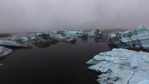 Drohnen-Luftaufnahme der Eisberge in der Jokulsarlon-Gletscherlagune in Island