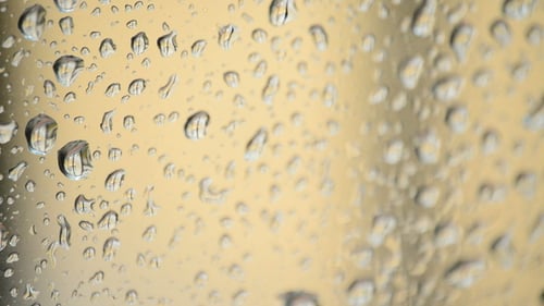 Regentropfen fallen in ein Fenster