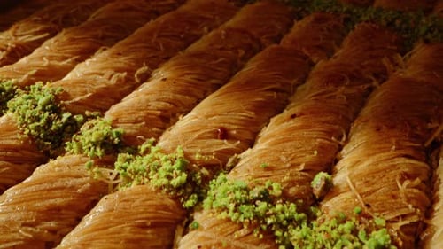 Baklava Traditionelles türkisches Dessert, serviert auf einem Tablett