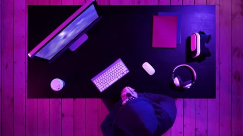 Professionelle Gamer spielt in Videospielen und Streaming
