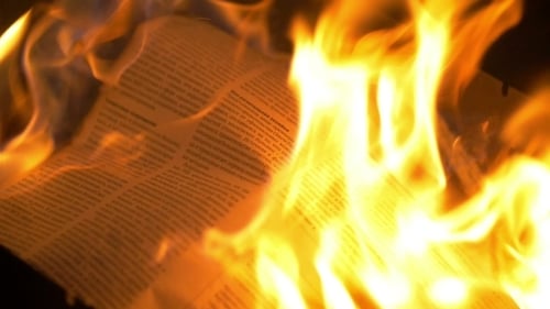 Zeitung In den Flammen des Feuers