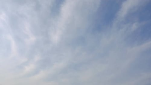 Zeitraffer einer weißen Wolke, die sich um den Himmelshintergrund bewegt