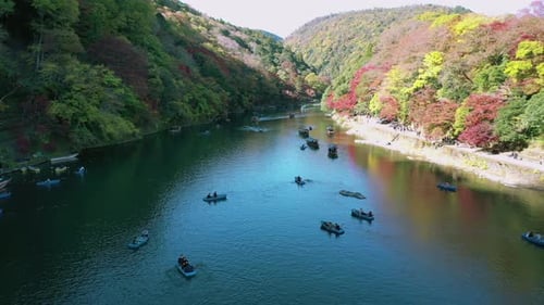 Katsura Fluss im Herbst und Boote. Arashiyama, Kyoto, Japan