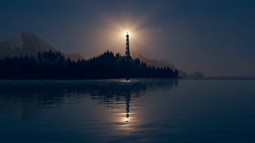 Heller Lichtstrahl vom Leuchtturm, der sich über der nebligen Insel dreht. 4KHD