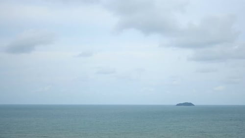 Wunderschöner tropischer Strand, Meer, Meer mit blauem Himmel und weißer Wolke