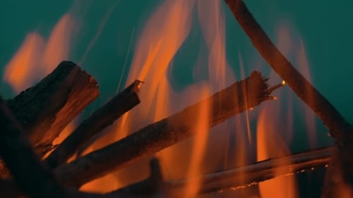 Lagerfeuer vor dunklem Nachthimmel