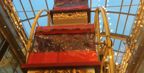 Carrusel en el parque de atracciones en la noria Fun Fair