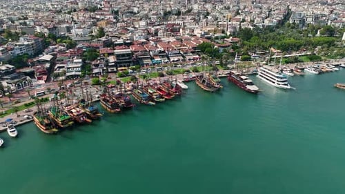 Iates no porto, vista aérea, 4 K, Alanya, Turquia