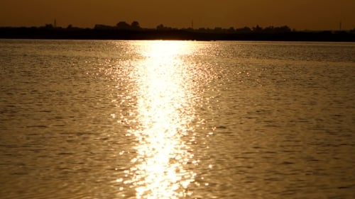 Spiegelung der Sonne am Fluss