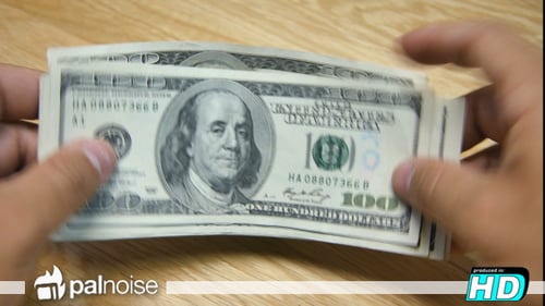 Compter à la main les dollars en espèces