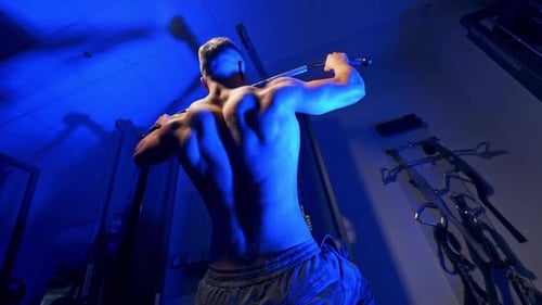 Hombres atléticos fuertes y brutales que aumentan los músculos. Hacer ejercicio con equipo deportivo
