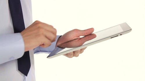 Geschäftsmann arbeitet am Tablet