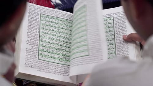 Indische muslimische Männer lesen Koran