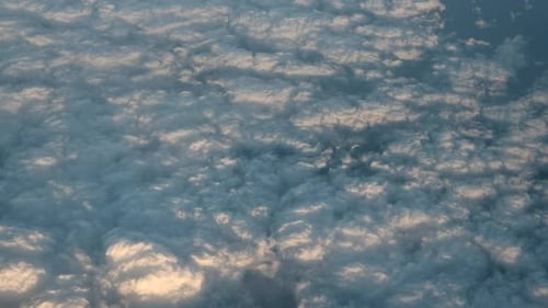 Flug über den Wolken