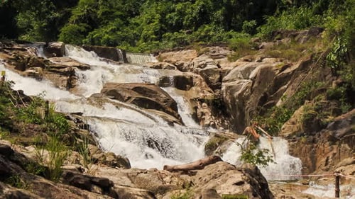 Vue de la cascade parmi les rochers du parc tropical