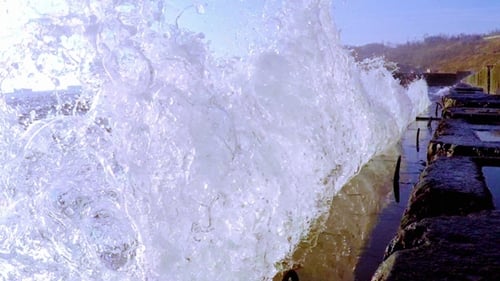 Wellen brechen auf dem Wellenbrecher