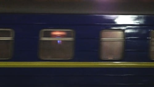 Zeitraffer des fahrenden Personenzuges
