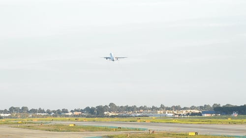 Flugzeug startet von der Landebahn des Flughafens
