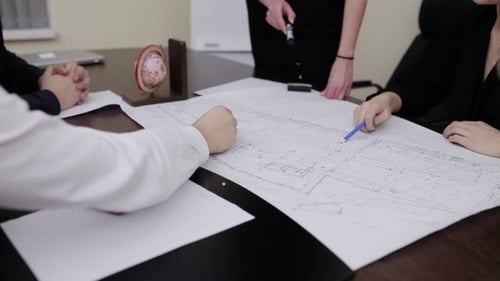 Architectes discutant d'un nouveau projet