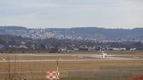 Flugzeuge rollen auf der Landebahn