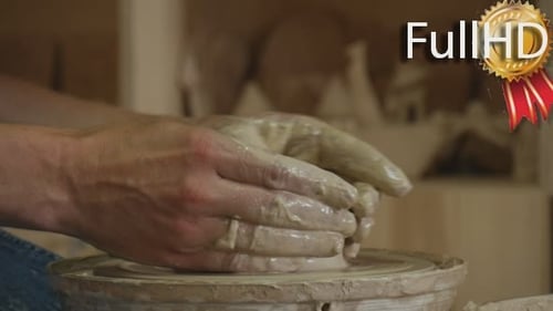 Potter Craftsman travaille sur le tour de poterie