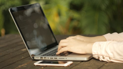 Verwenden Sie Laptop und Smartphone