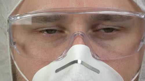 Nahaufnahme junger Mann mit Brille und Maske, um sich vor einer Virusinfektion zu schützen