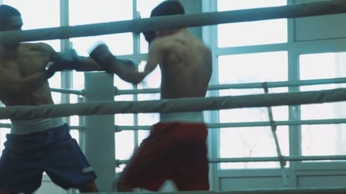 Training Sparring von zwei Boxern auf einem Ring