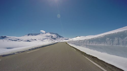 Auto auf einer Schneestraße fahren