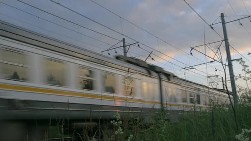Pendlerzug in Bewegung