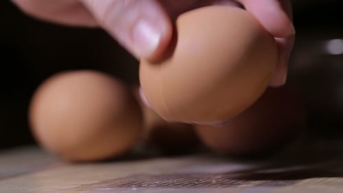 Frauen knacken Eier