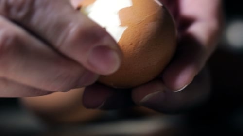 Frauen knacken Eier