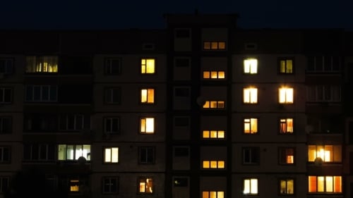 Zeitraffer eines mehrstöckigen Gebäudes mit Umbau