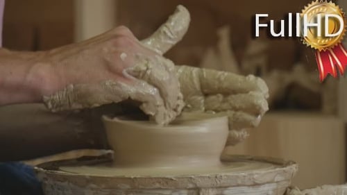 Potter Craftsman travaille sur le tour de poterie