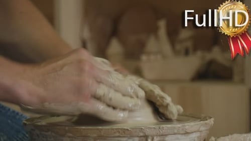 Potter Craftsman travaille sur le tour de poterie