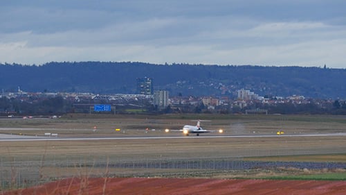 Flugzeug landet auf Start-