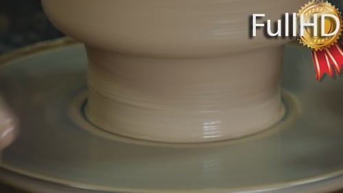 Potter Craftsman travaille sur le tour de poterie
