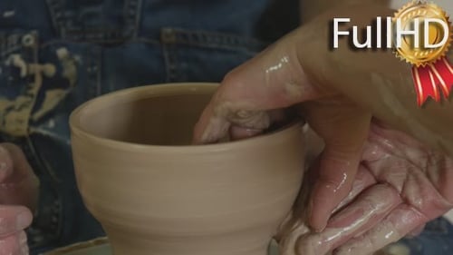 Potter Craftsman enseigne à un étudiant le travail