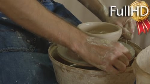 Potter Craftsman sort un pot humide de