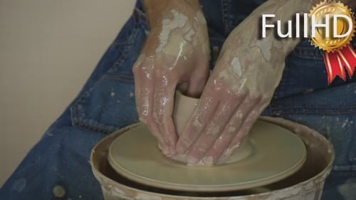 Potter Craftsman travaille sur le tour de poterie