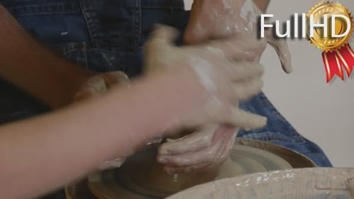 Potter Student Craftsman travaille sur la poterie