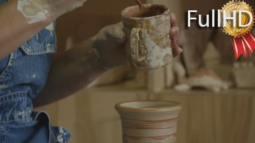 Potter Craftsman travaille sur le tour de poterie
