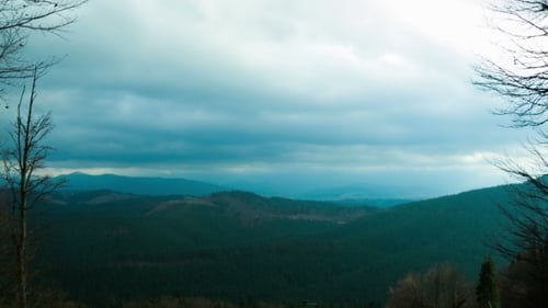 Wolken bewegen sich über die Berge