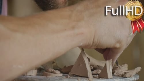 Un artisan potier fabrique une argile